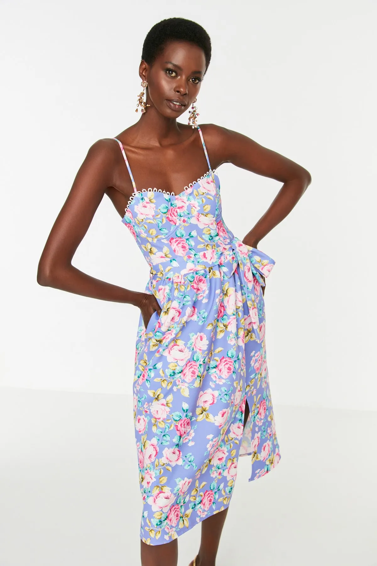 Trendyol Collection  Mehrfarbiges, detailliertes Abendkleid mit Gürtel TPRSS22EL2048