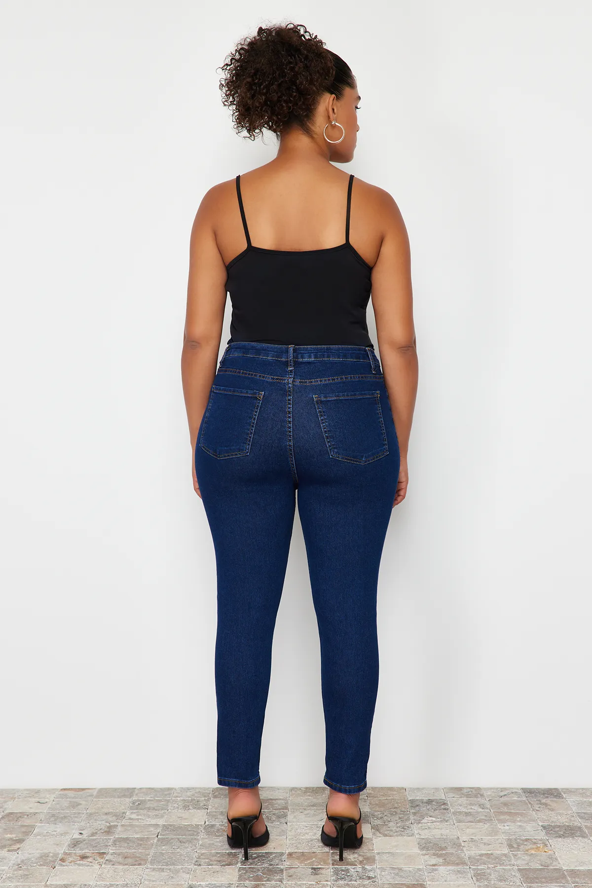 Trendyol Curve  Blaue, extra flexible Röhrenjeans TBBSS24CJ00006