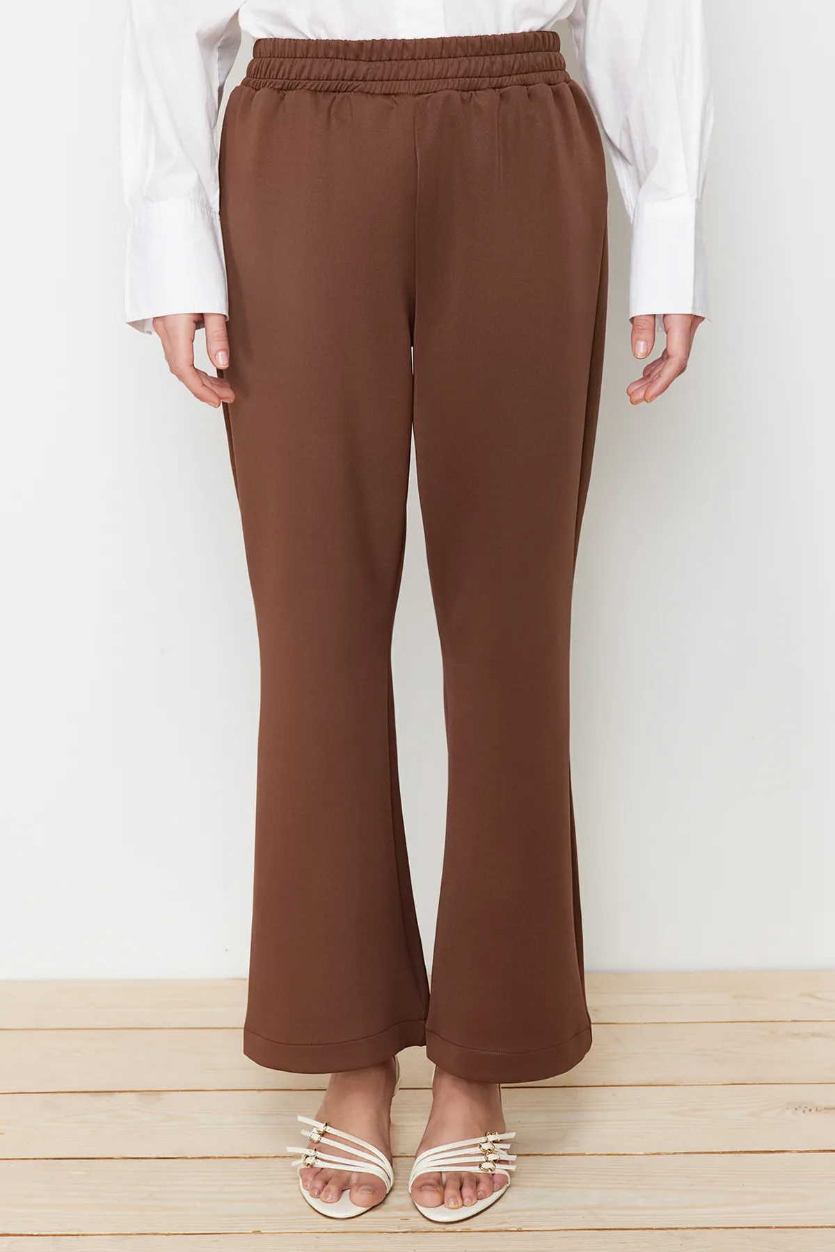 Trendyol Modest  Braunes Set aus gestricktem Oberteil und Unterteil aus Scuba mit Gürtel TCTSS24US00028