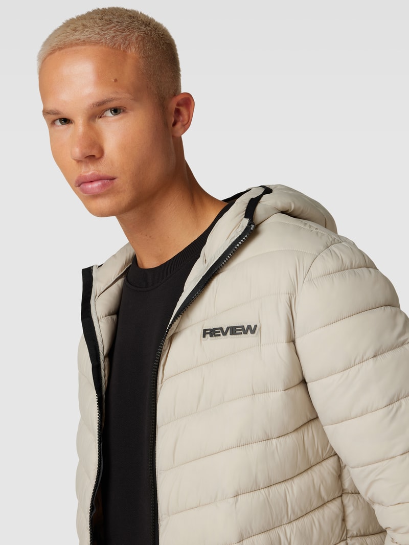 Steppjacke mit Kapuze in schlamm