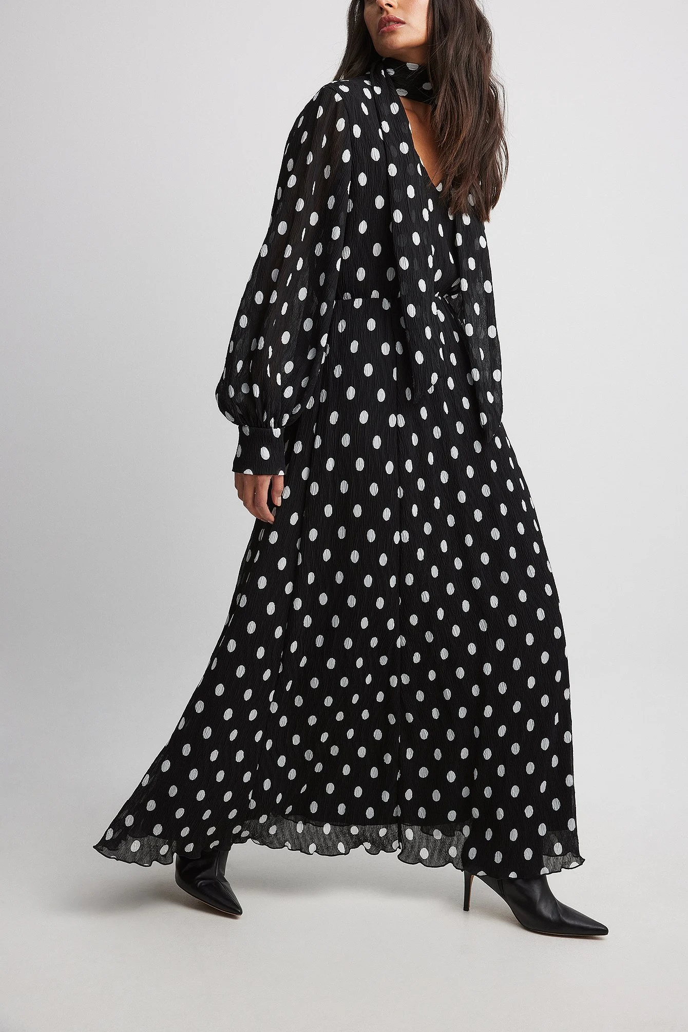 Gepunktetes Maxikleid aus Chiffon