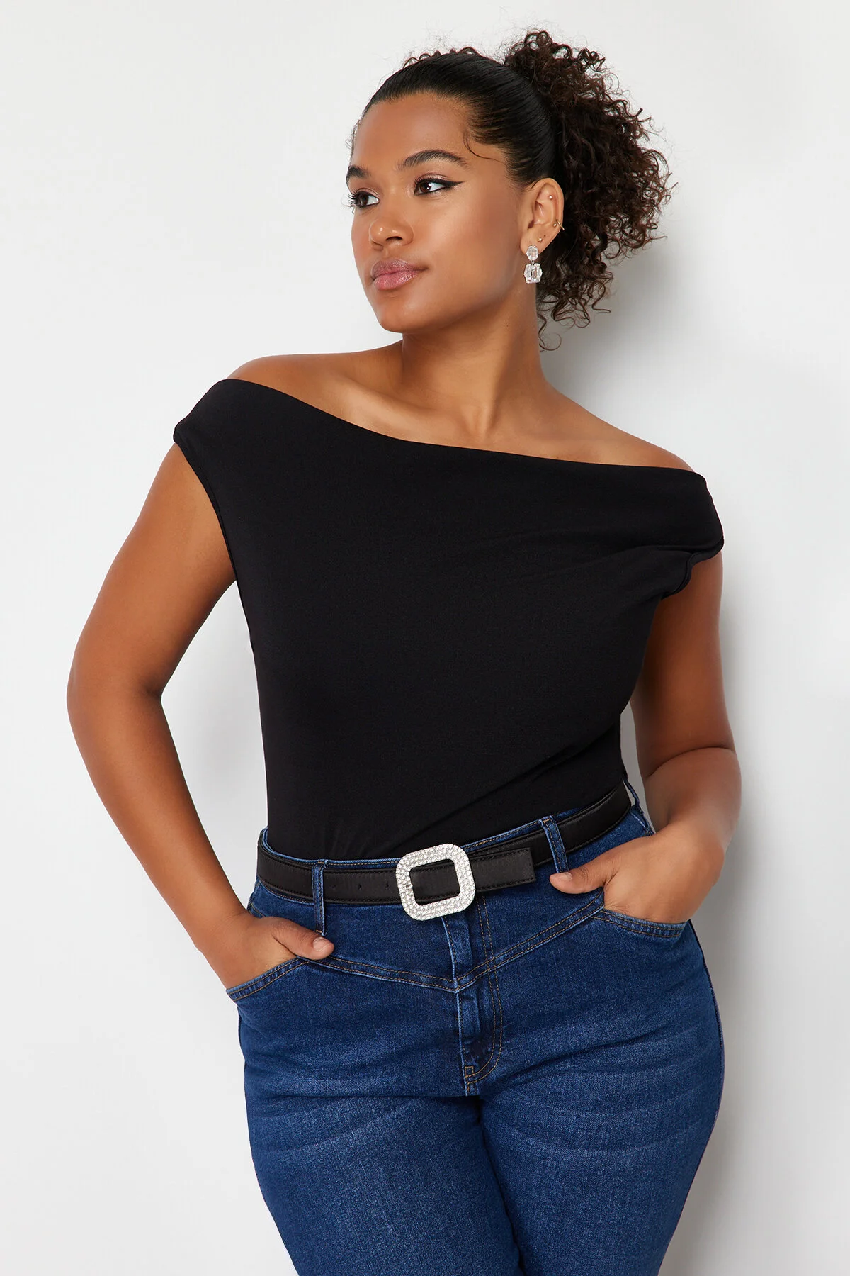 Trendyol Curve  Schwarze Strickbluse mit U-Boot-Degaje-Kragen TBBSS24AF00021