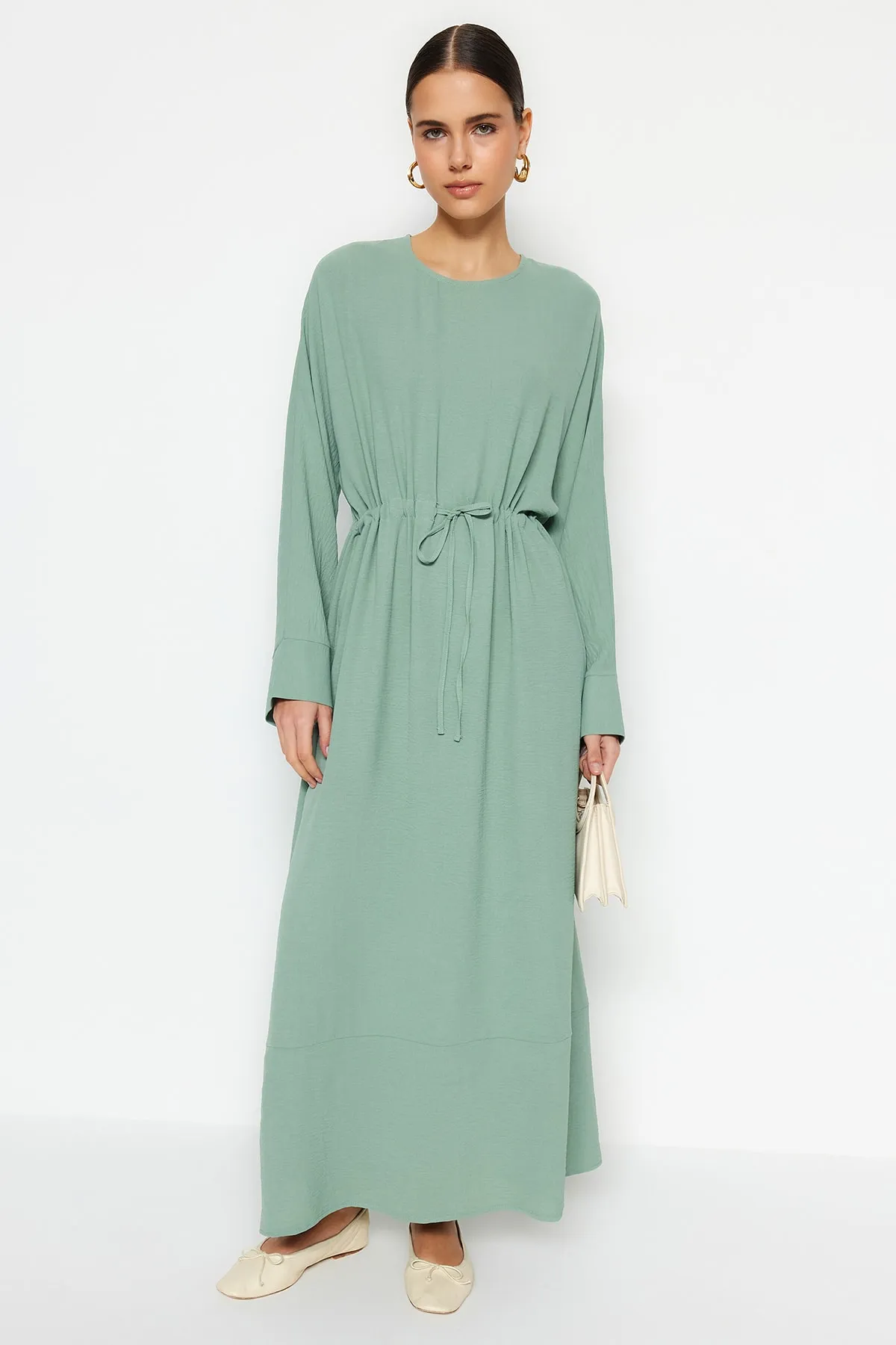 Trendyol Modest  Mintfarbenes, gerafftes Kleid aus Aerobin-Gewebe mit breiter Manschette und gewelltem Rockteil TCTSS23EB00108