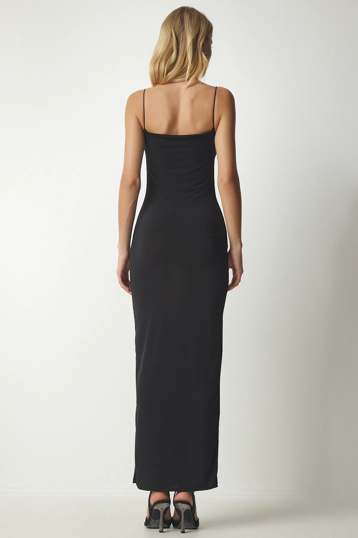 Happiness İstanbul  Schwarzes langes Sandy-Kleid mit Seilträgern für Damen YK00075