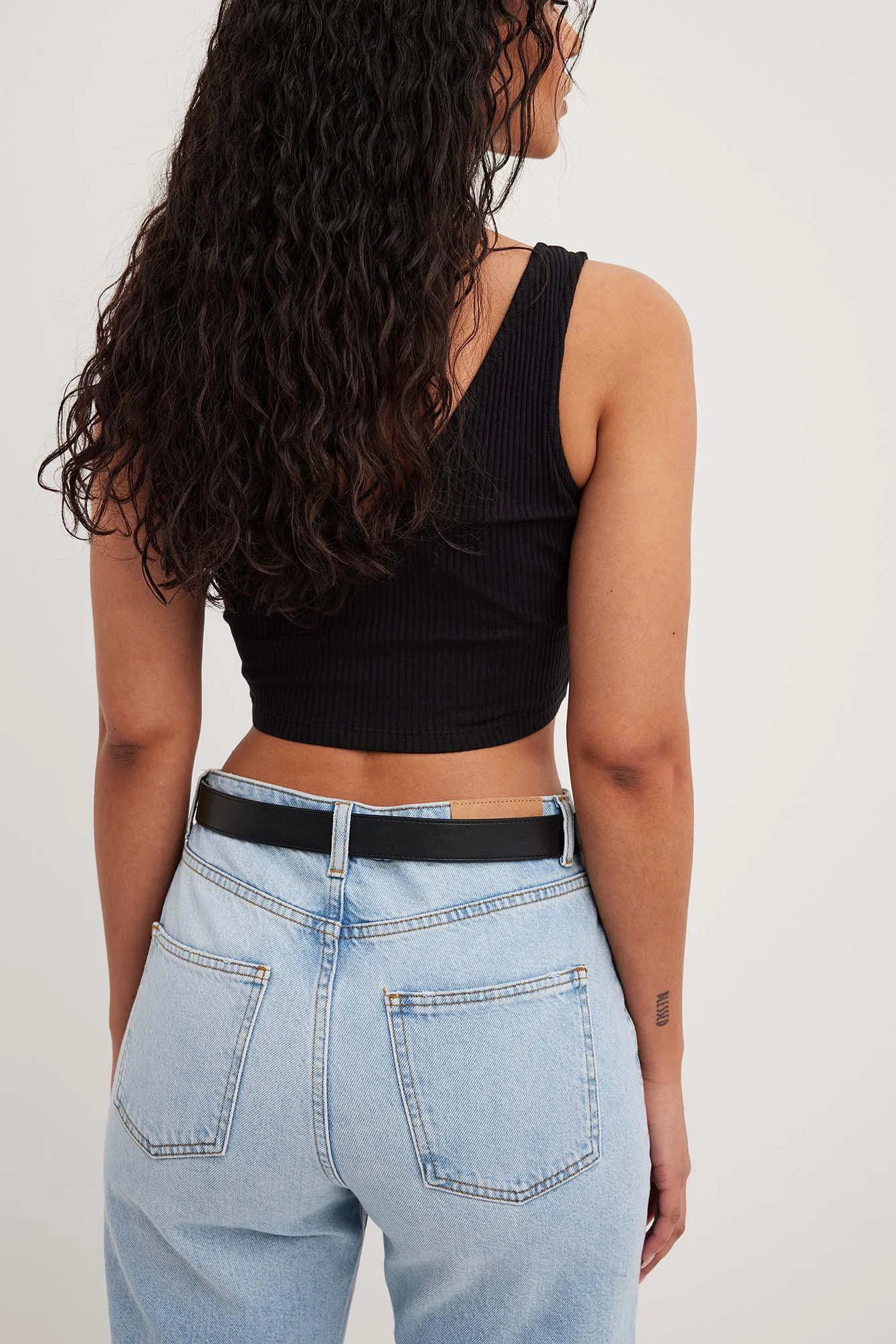 Geripptes Bio-Crop-Top mit V-Ausschnitt
