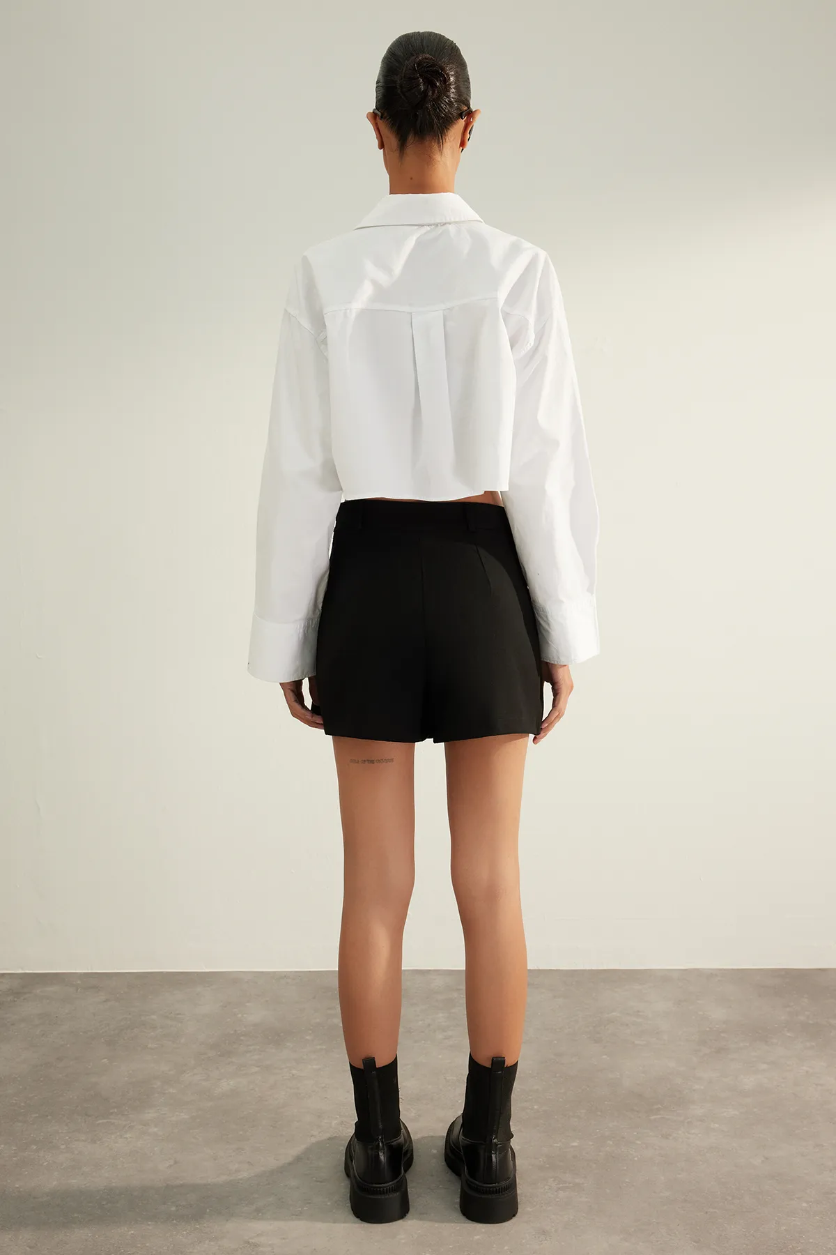Trendyol Collection  Schwarzer, hochwertiger, plissierter, gewebter Shorts-Rock TWOAW24SR00034