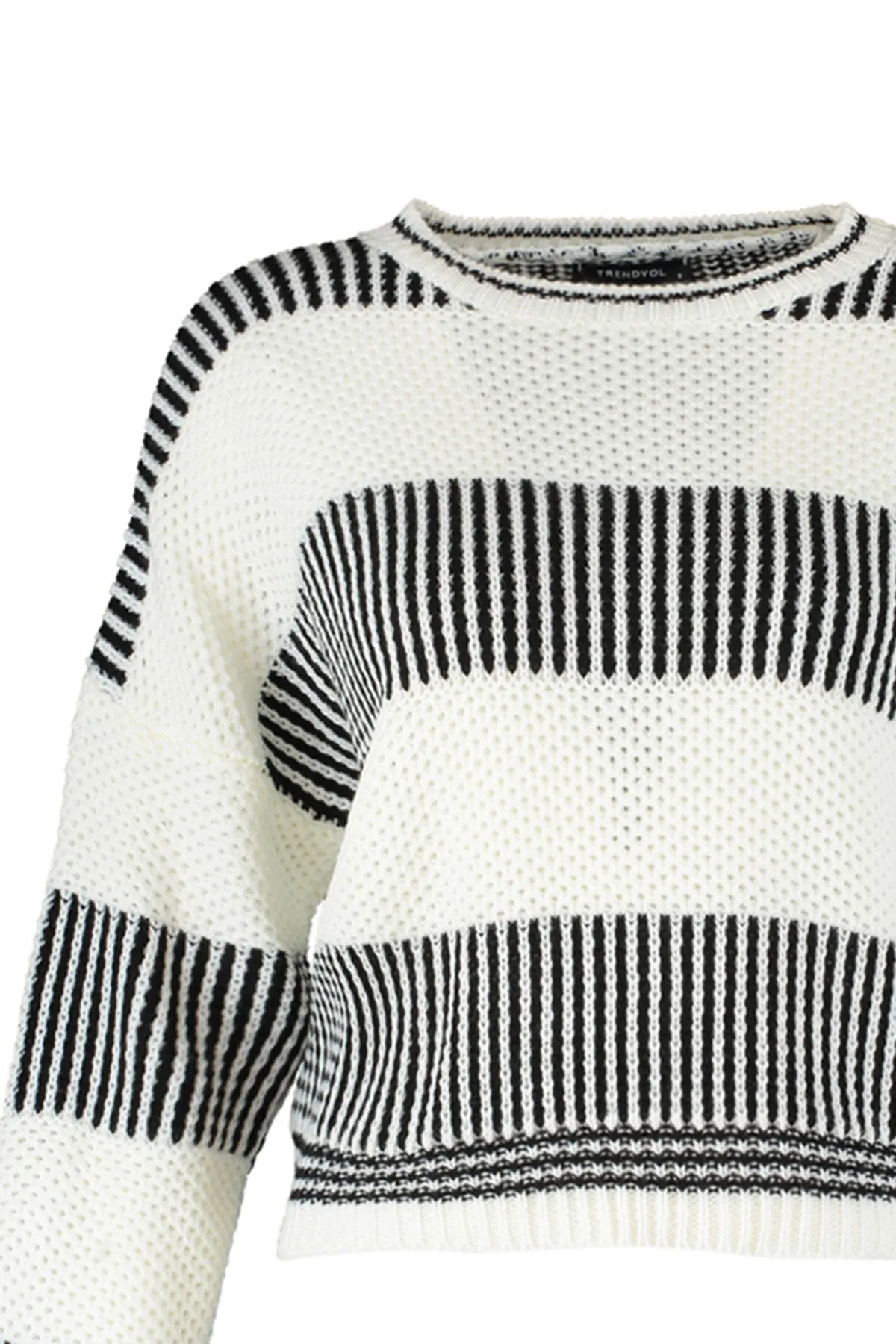 Trendyol Collection  Ecrufarbener Strickpullover mit Farbblockdesign TWOAW23KZ00012