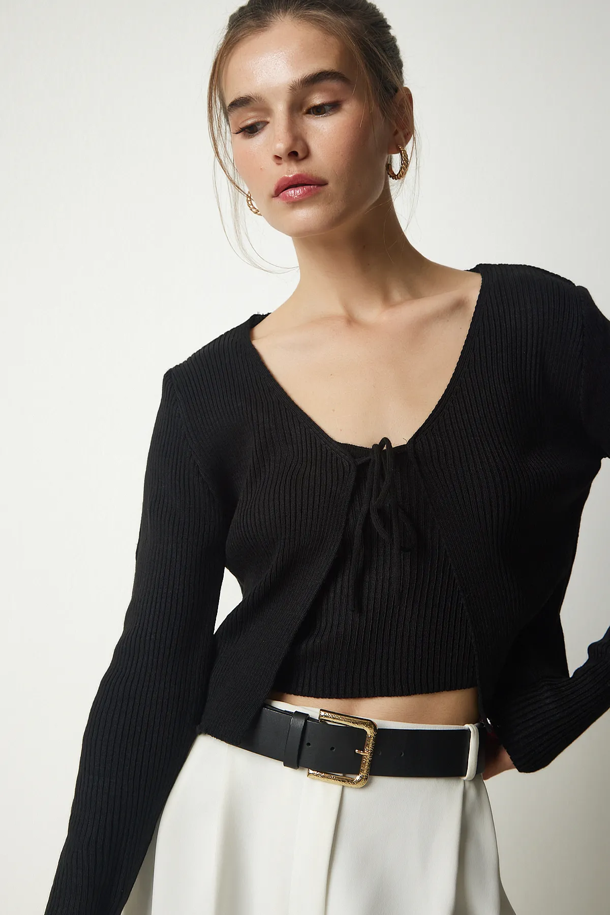 Happiness İstanbul  Schwarzes Crop-Cardigan-Set aus Rippstrick für Damen MT00143