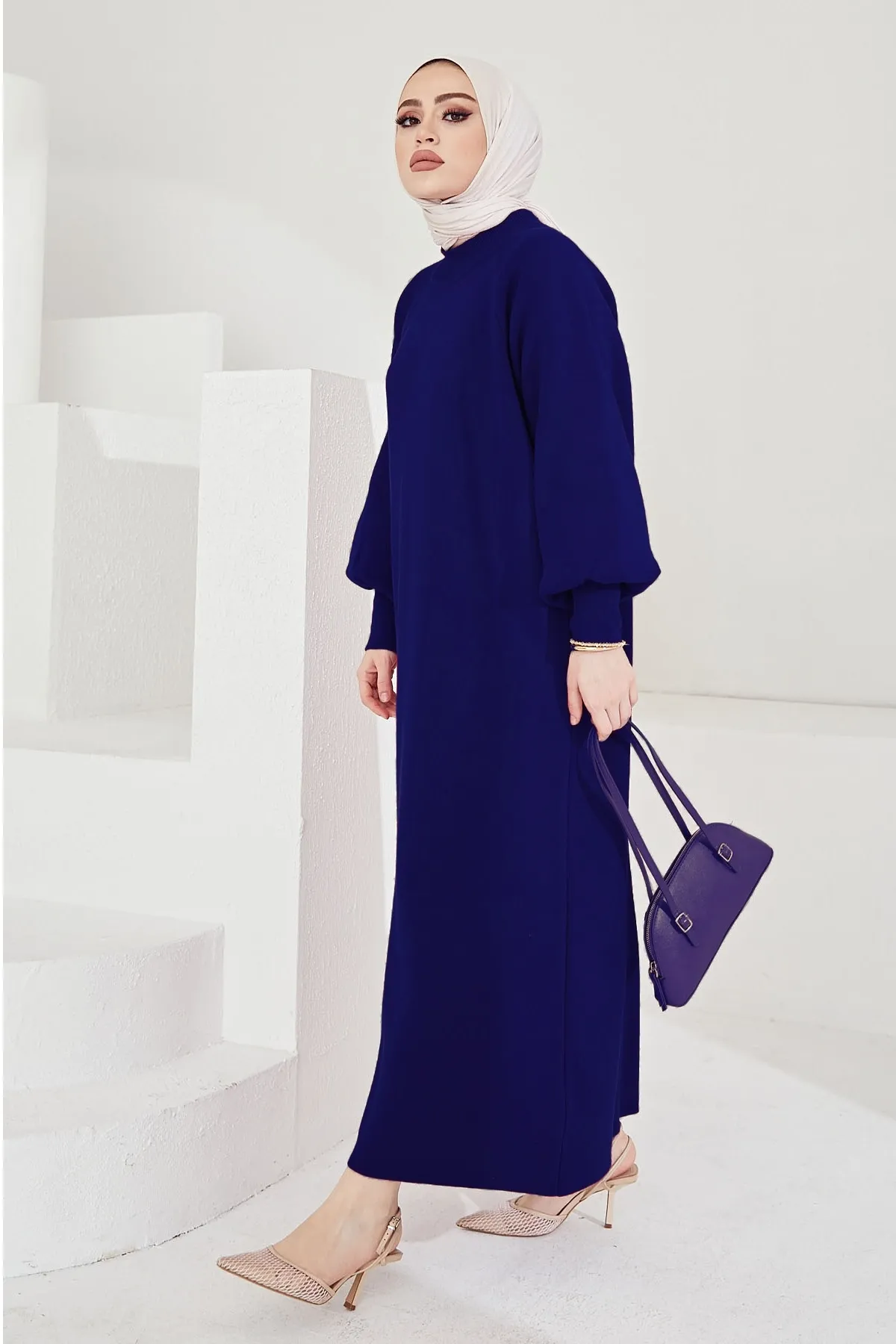 InStyle  Mina Hijab-Kleid aus Strick mit Ballonärmeln – Marineblau