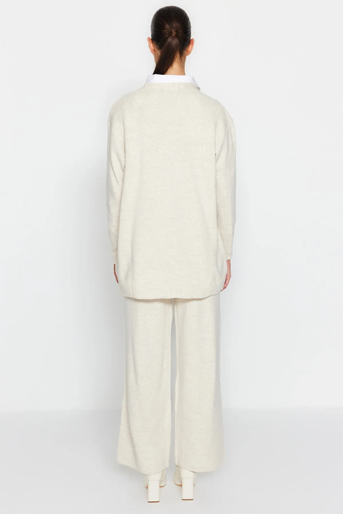 Trendyol Modest  Strickset mit Strickjacke, Hose und Oberteil mit Knopfleiste in Steinperlenoptik TCTAW24US00037