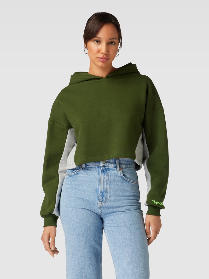 Cropped Hoodie mit überschnittenen Schultern Modell 'FELICIA' in olivgrün