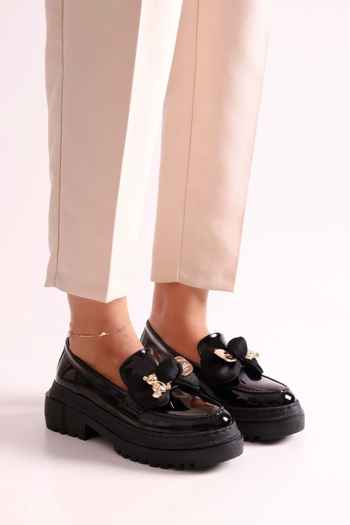 Shoeberry  Damen-Loafer „Astor“ aus schwarzem Lackleder mit Schleife und dicker Sohle, schwarzes Lackleder