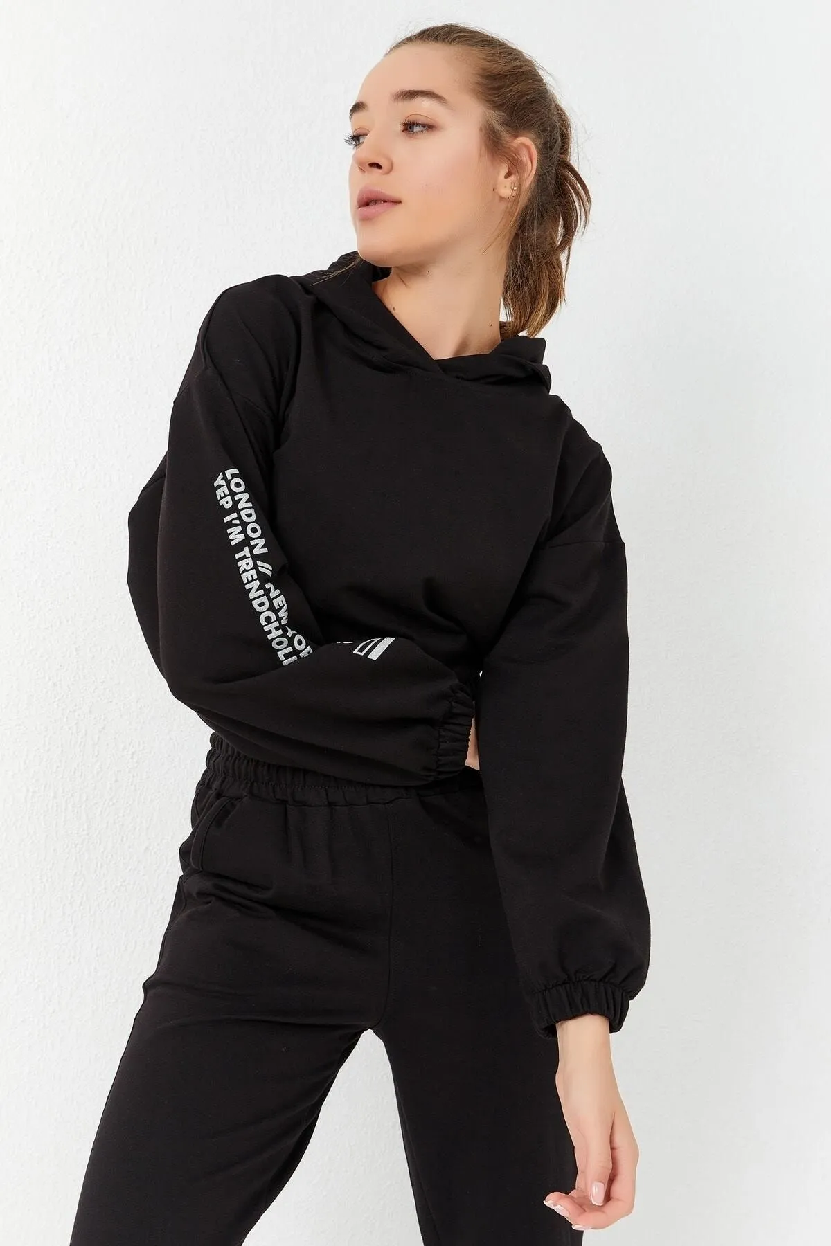 TOMMY LIFE  Schwarzer Damen-Trainingsanzug mit Kapuze und übergroßen elastischen Beinen und Textdruck – 95295