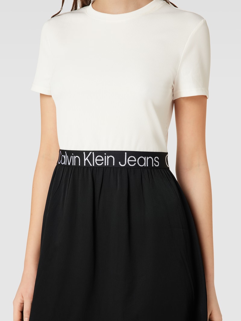 Kleid mit Logo-Bund in weiss