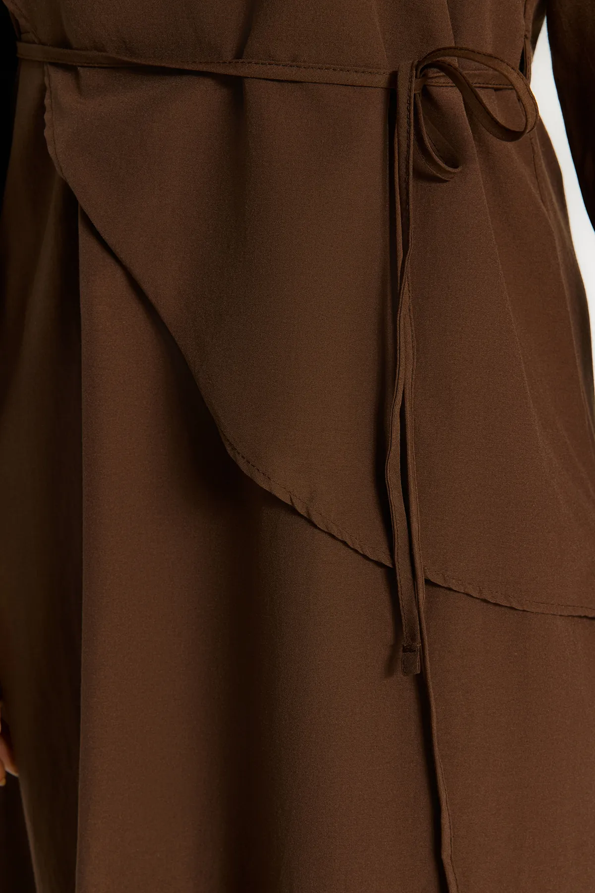 Trendyol Modest  Braunes Kleid aus gewebter Baumwolle mit Schlitz und Gürtel vorne TCTSS23EB00360