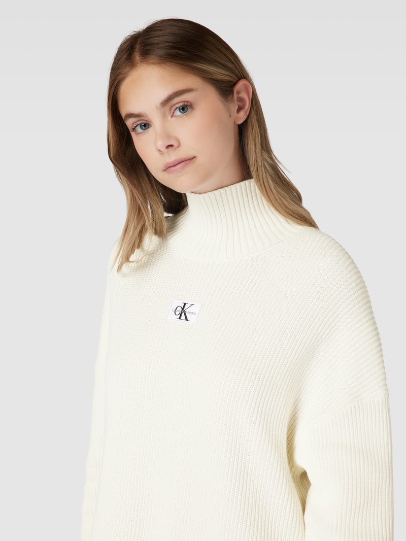 Strickkleid mit Stehkragen und Label-Patch in offwhite