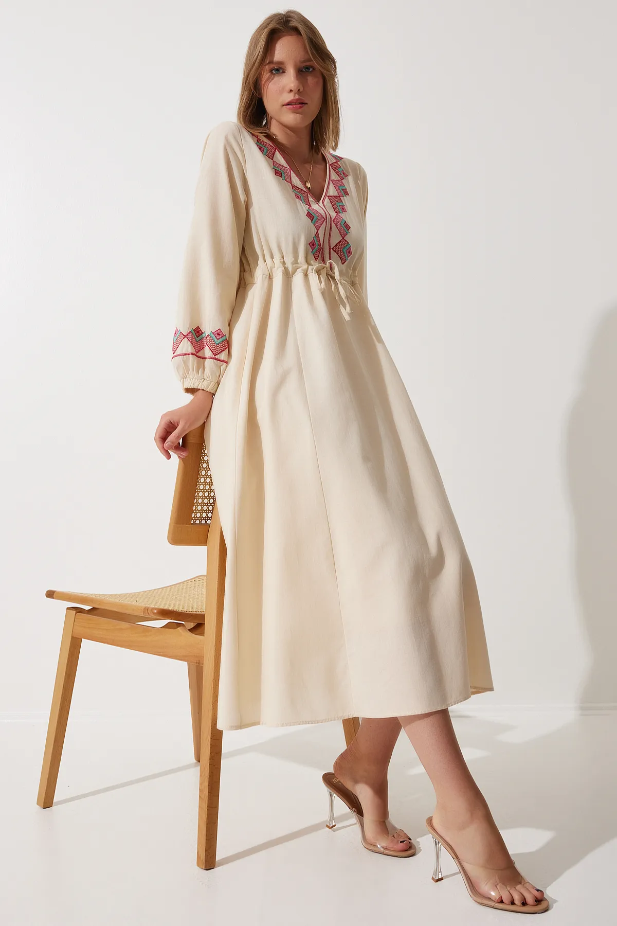Happiness İstanbul  Cremefarbenes, übergroßes Leinenkleid mit Stickereidetails für Damen, RG00027