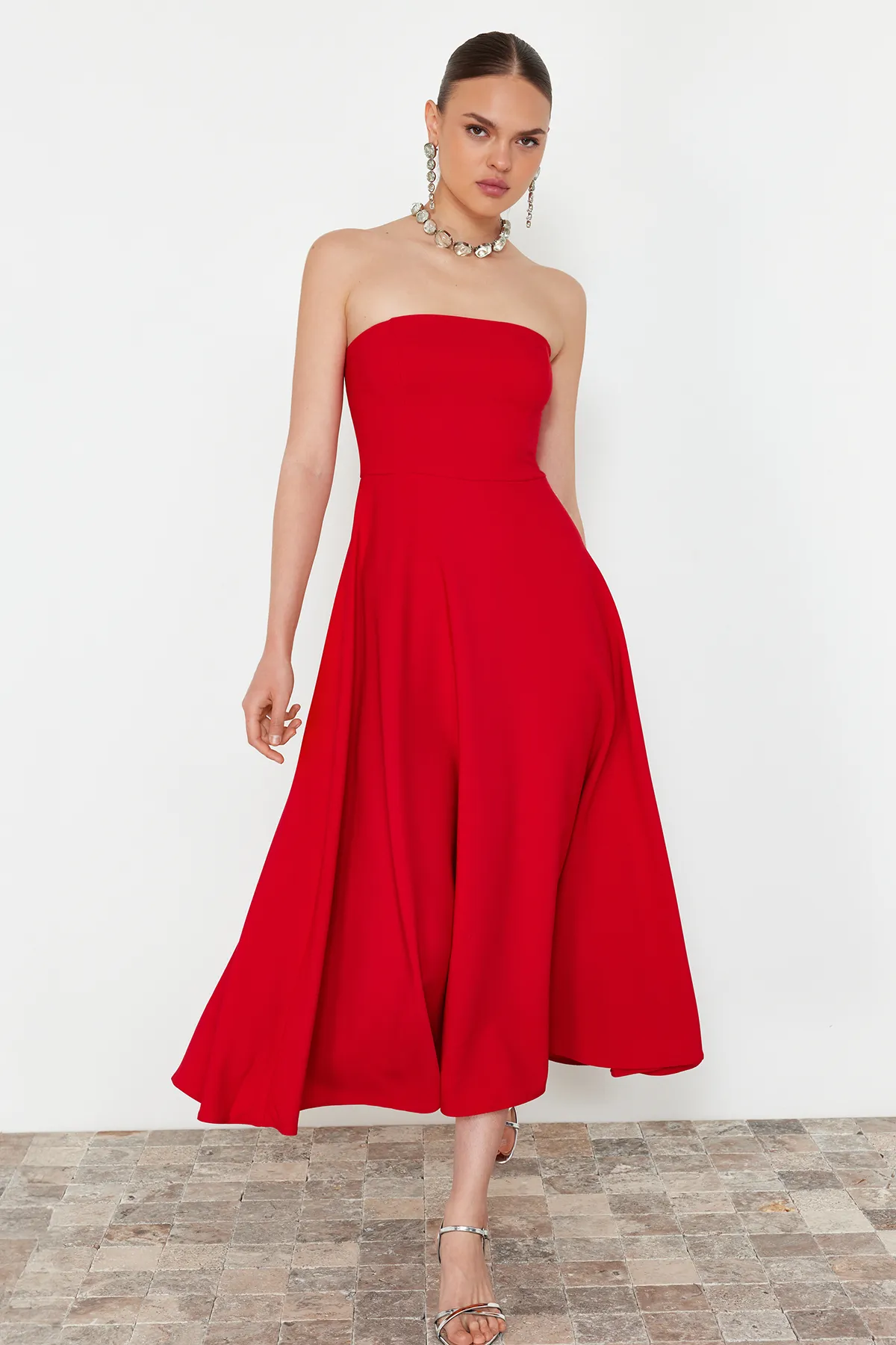 Trendyol Collection  Rotes Abendkleid mit Taillenöffnung/Skater-Stil TPRSS24EL00139