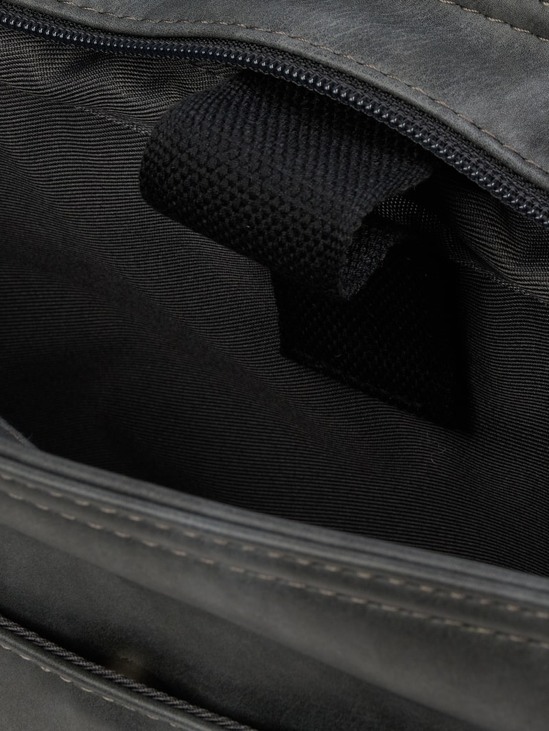 Messenger Bag in Leder-Optik in schwarz