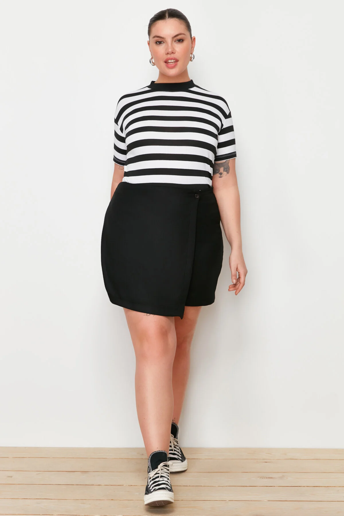 Trendyol Curve  Schwarzer schlichter Shorts-Rock Finike gewebter Plus-Size-Rock TBBAW24AP00002