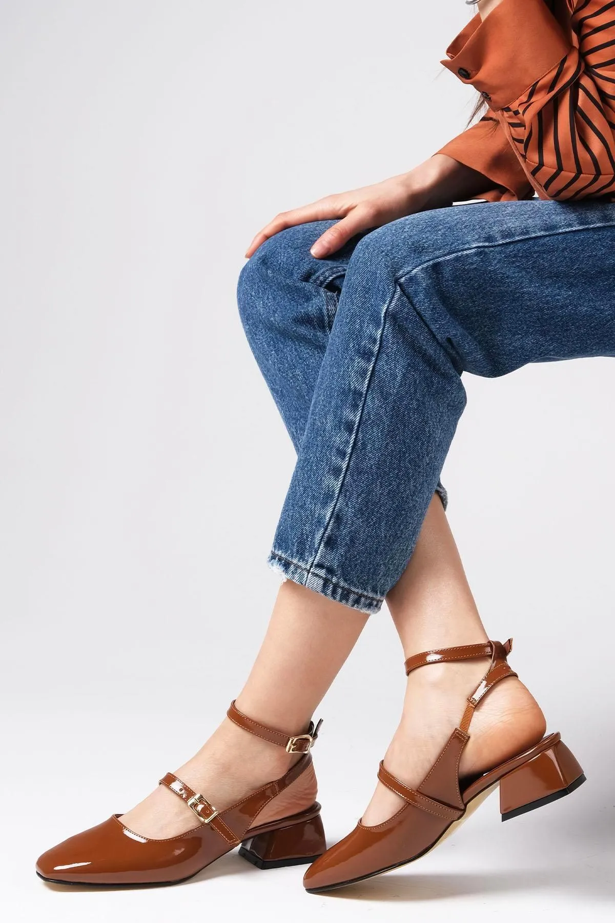 Mio Gusto  Audrey Hellbraune Lackleder-Damenschuhe mit offenem Rücken und niedrigem Absatz