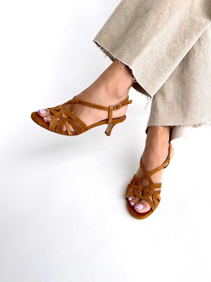 Julie Dee  BR429 - Camel