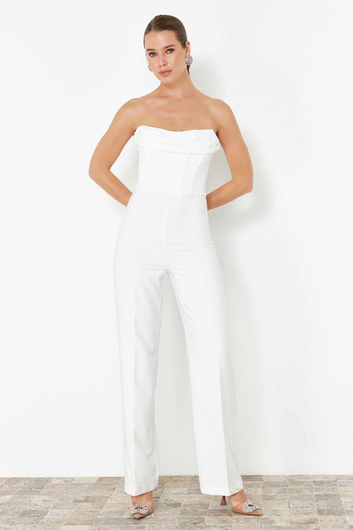 Trendyol Collection  Weißer gewebter Hochzeits-/Nikah-Jumpsuit mit Korsett-Details TPRSS24TU00002