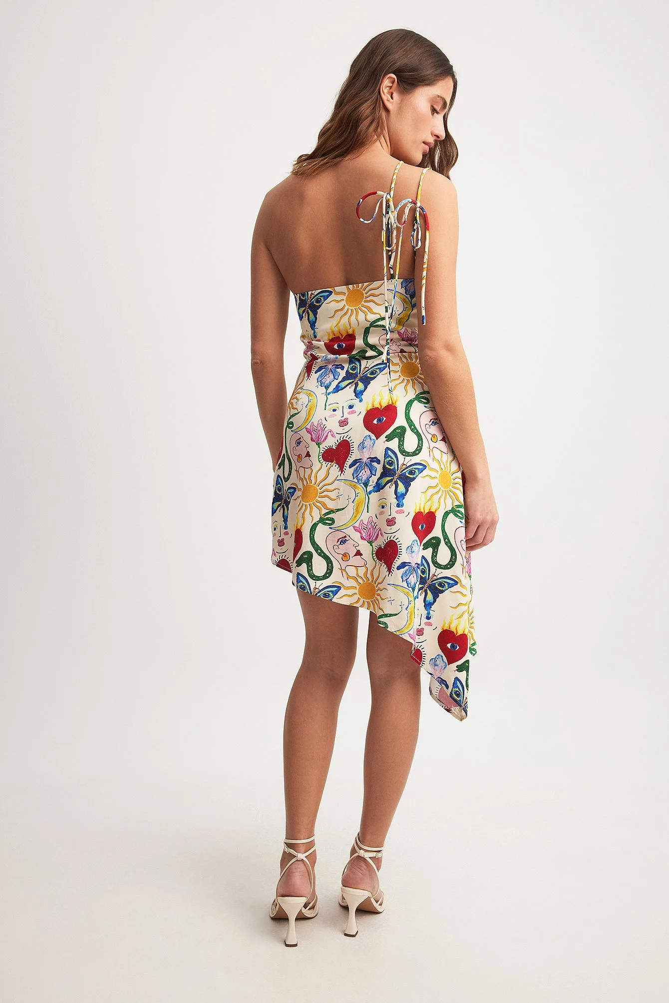 Schräges Minikleid mit unterschiedlichen Motiven