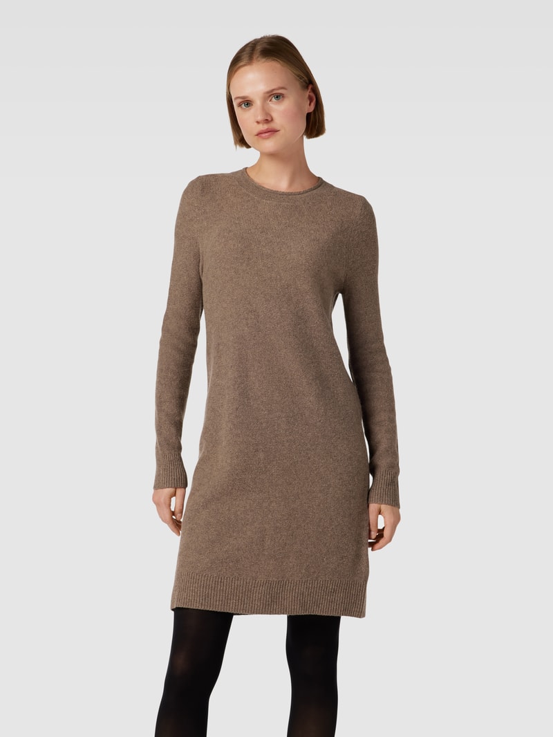 Knielanges Strickkleid mit geripptem Rundhalsausschnitt in haselnuss braun