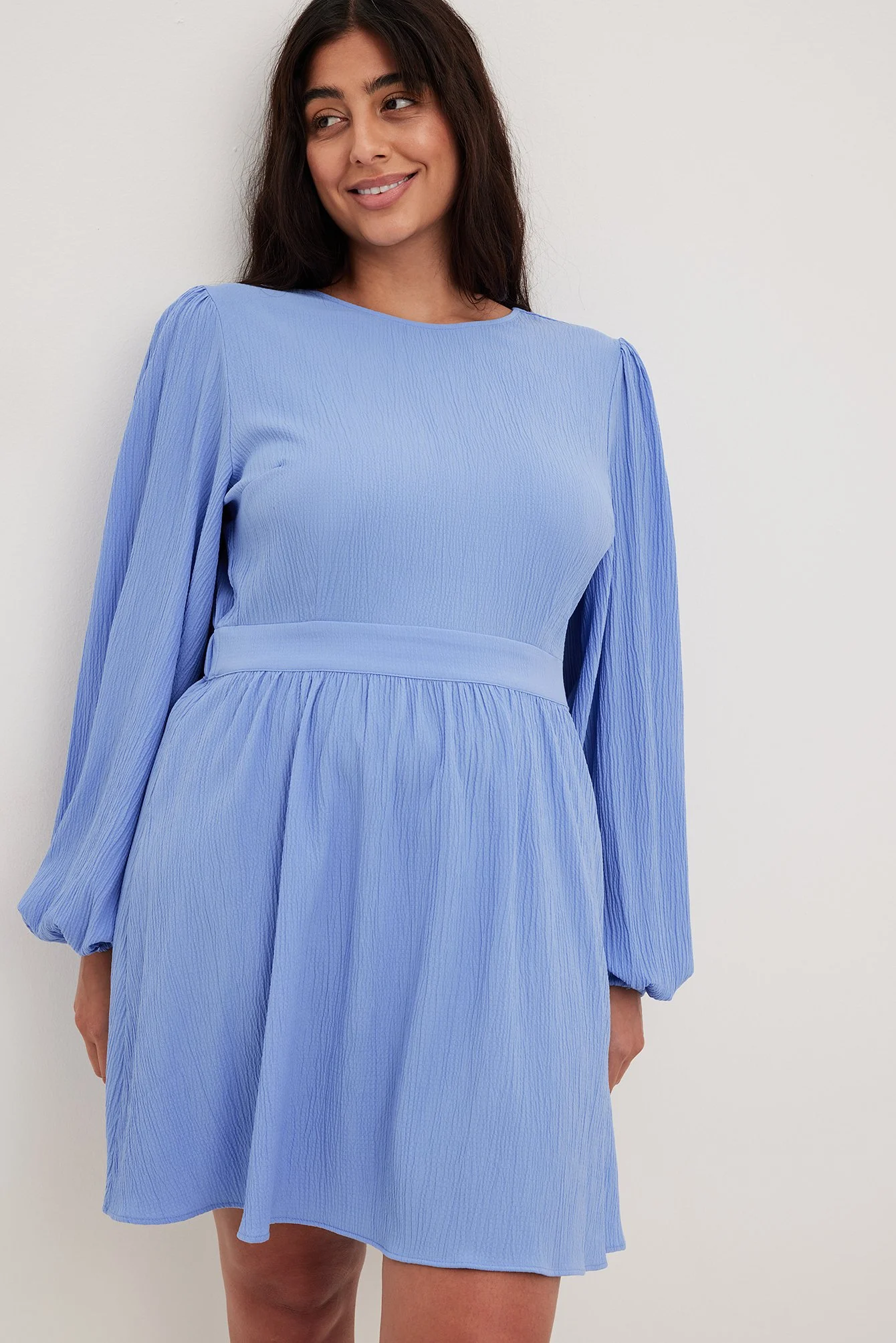 Strukturiertes Minikleid mit offenem Rücken