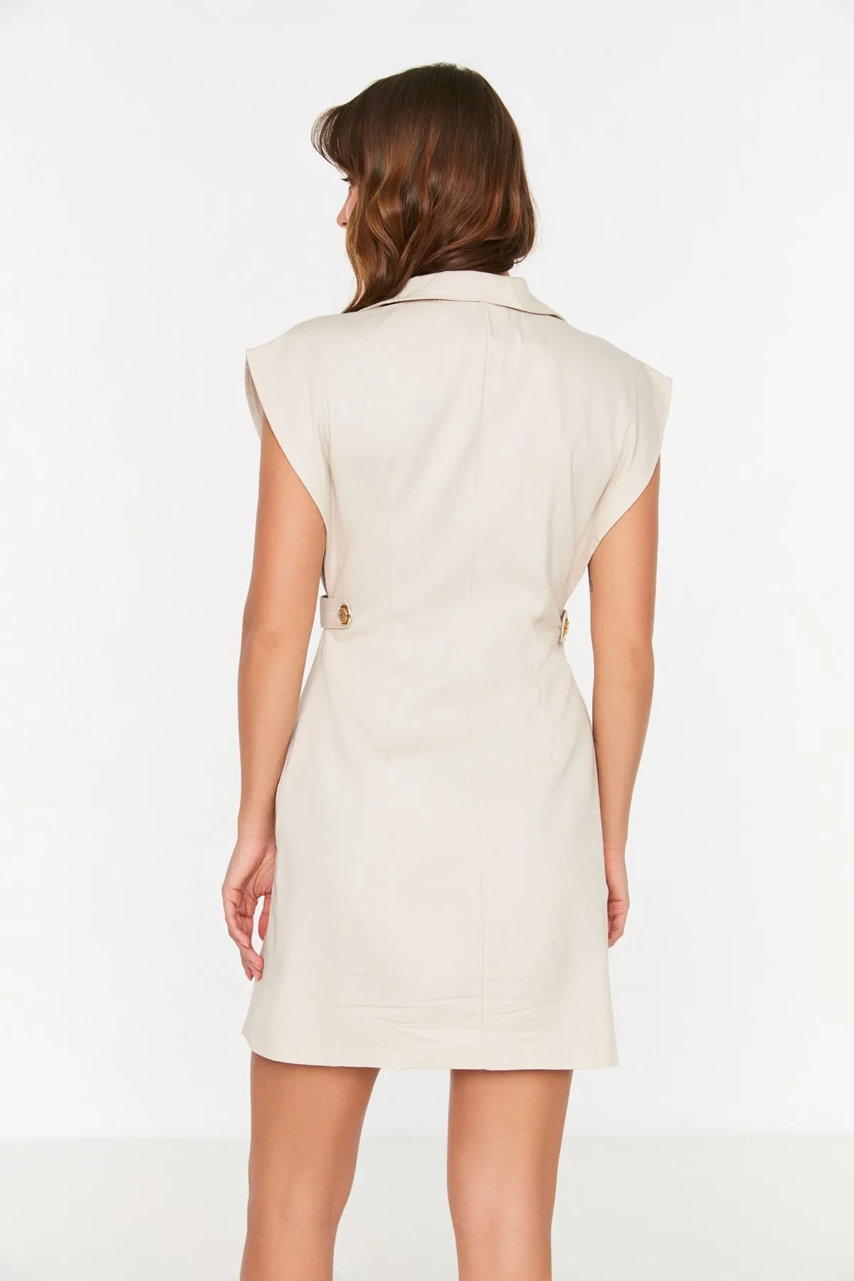 Trendyol Collection  Ecrufarbenes, gewebtes Mini-Hemdkleid mit Knopfdetail TWOSS22EL2970