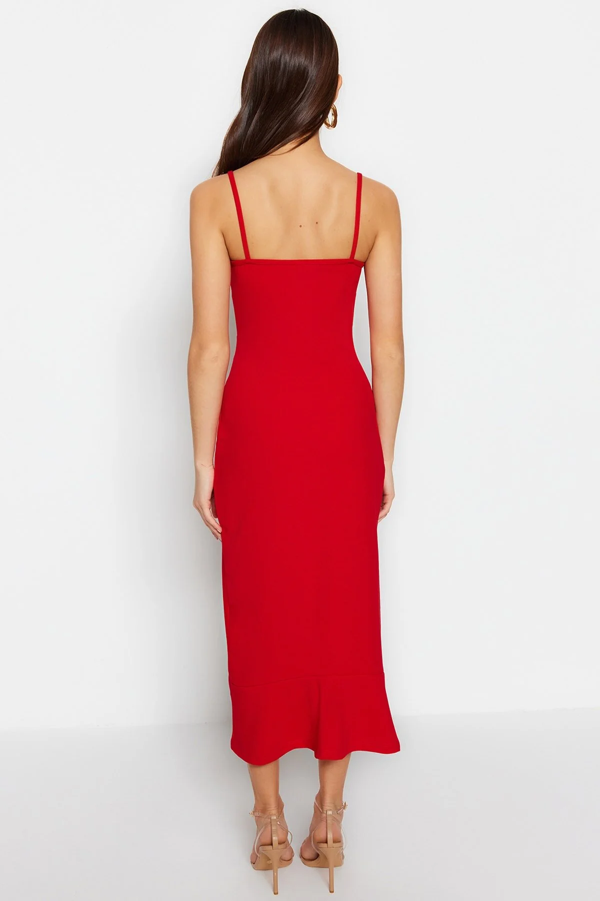 Trendyol Collection  Rotes Mini-Strickkleid aus Crêpe mit Trägerausschnitt, detailliertem Volant und herzförmigem Ausschnitt TWOSS23EL02097