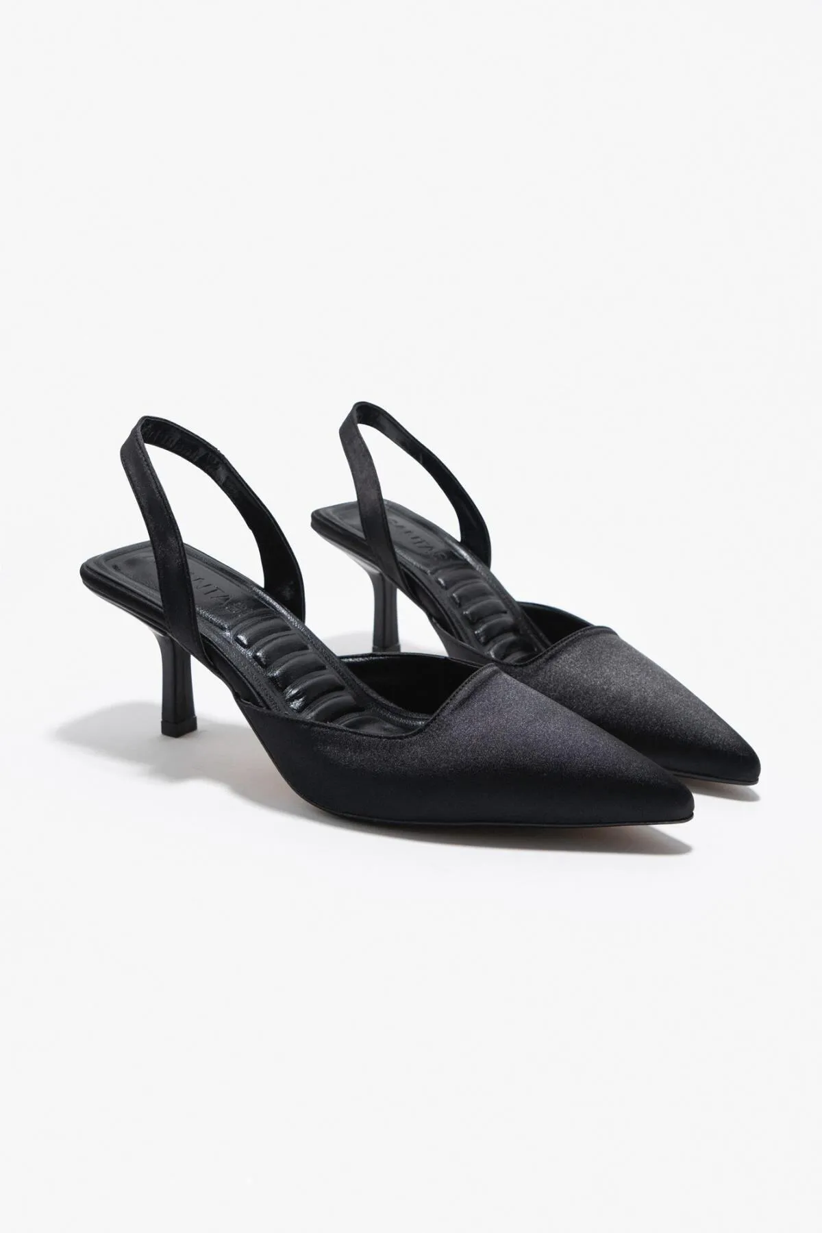 NİŞANTAŞI SHOES  Love Schwarze Satin-Damenschuhe mit Absatz und Knöcheldetail hinten