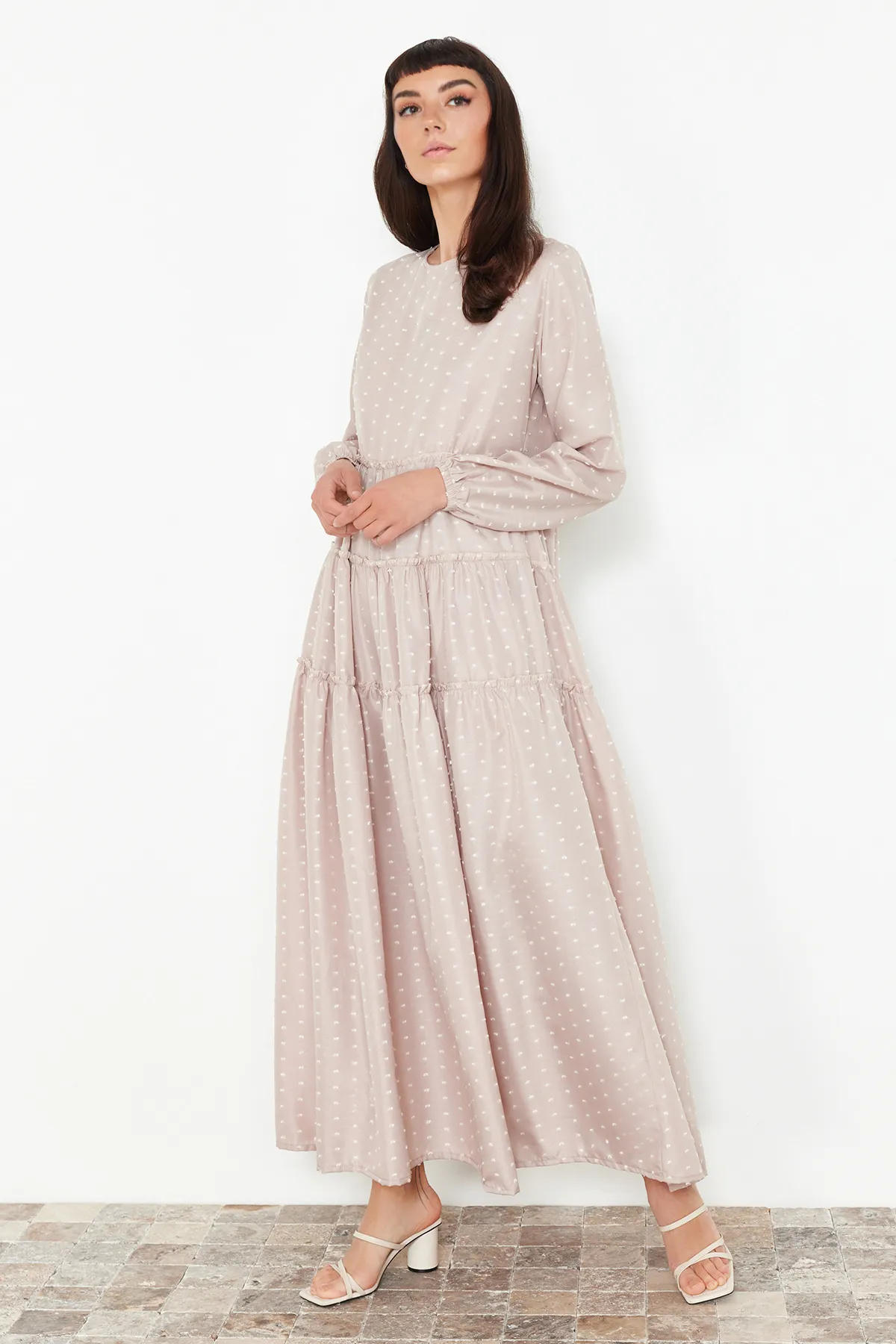 Trendyol Modest  Beiges, bequemes, gewebtes Kleid mit Tupfenmuster TCTSS24EB00243