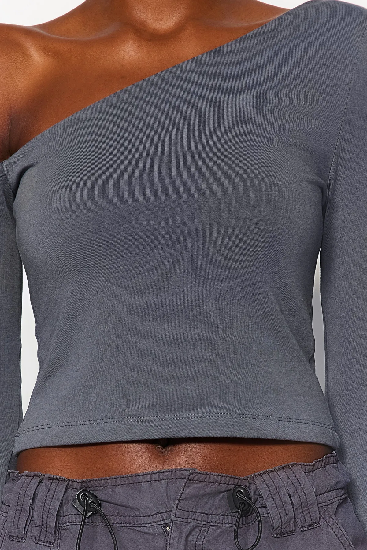 Trendyol Collection  Anthrazitfarbene One-Shoulder-Baumwollbluse mit dehnbarer Passform und kurzem Schnitt TWOAW24BZ00099