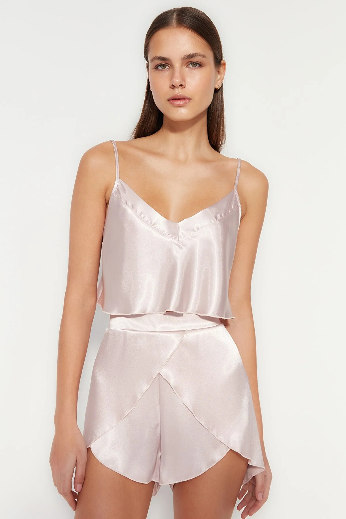 Trendyol Collection  Puderfarbenes Pyjama-Set aus gewebtem Satin mit Seilträgern THMSS23PT00097