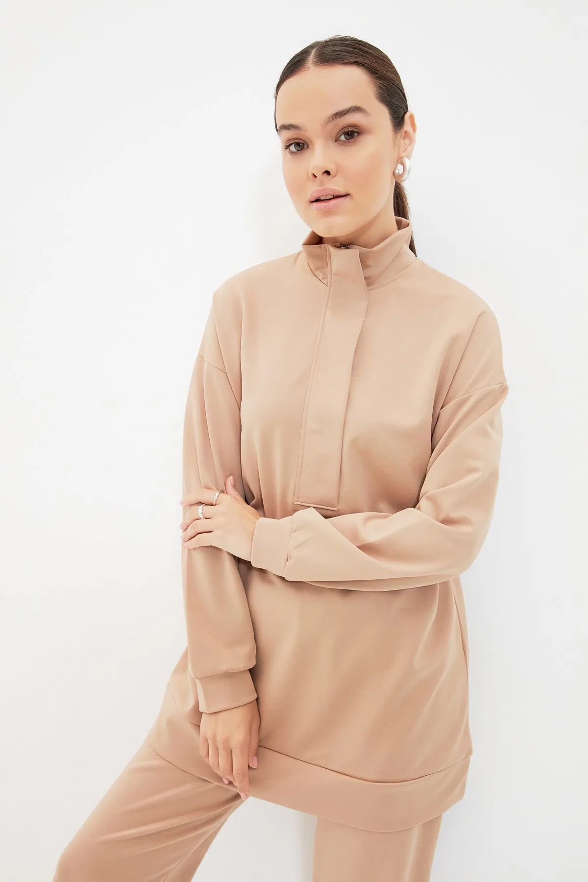 Trendyol Modest  Kamelfarbenes Strick-Trainingsanzug-Set mit Stehkragen TCTAW22EN0024