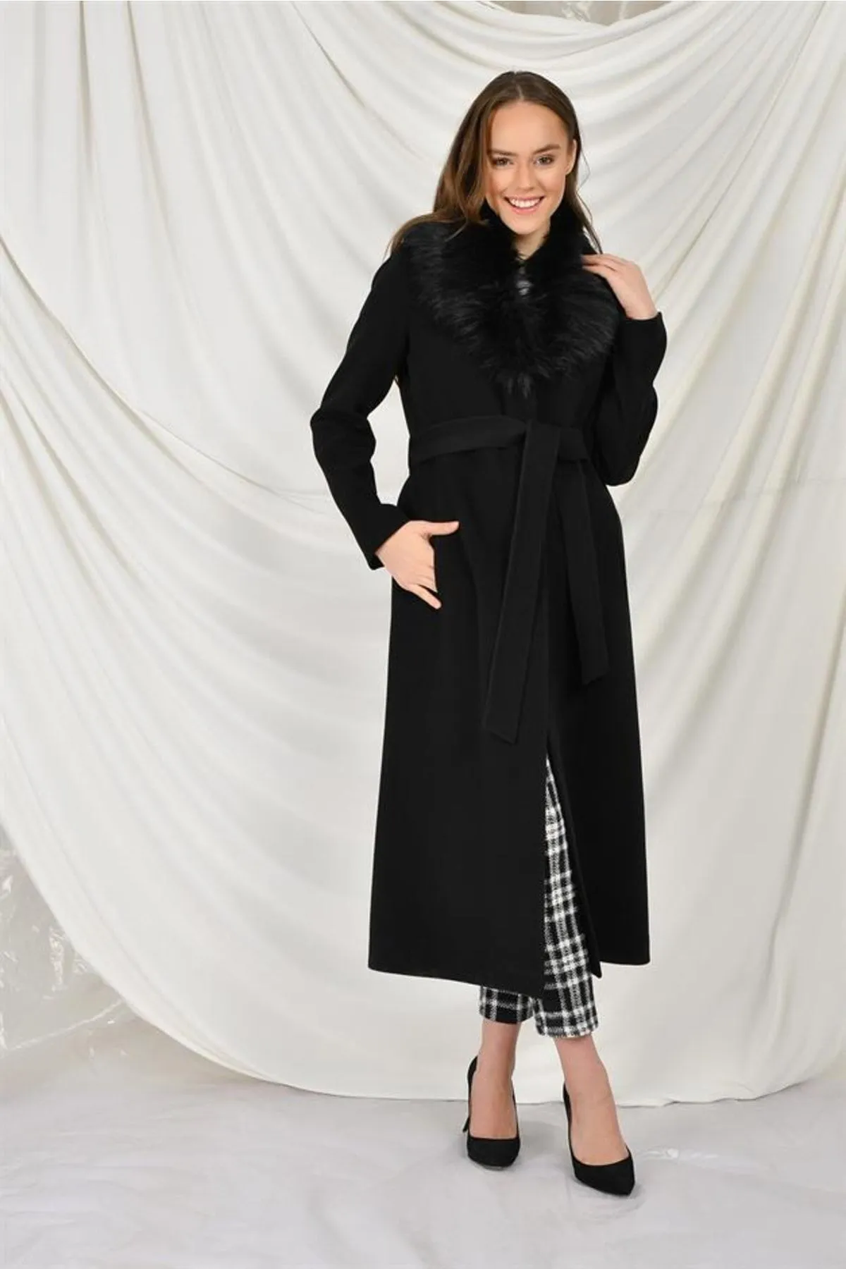Concept.  Mittellanger Mantel mit Pelzkragen und gebundener Taille SCHWARZ 3397