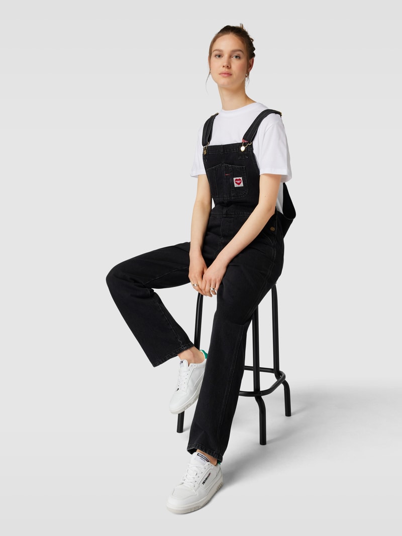 Latzhose mit Label-Patch in schwarz