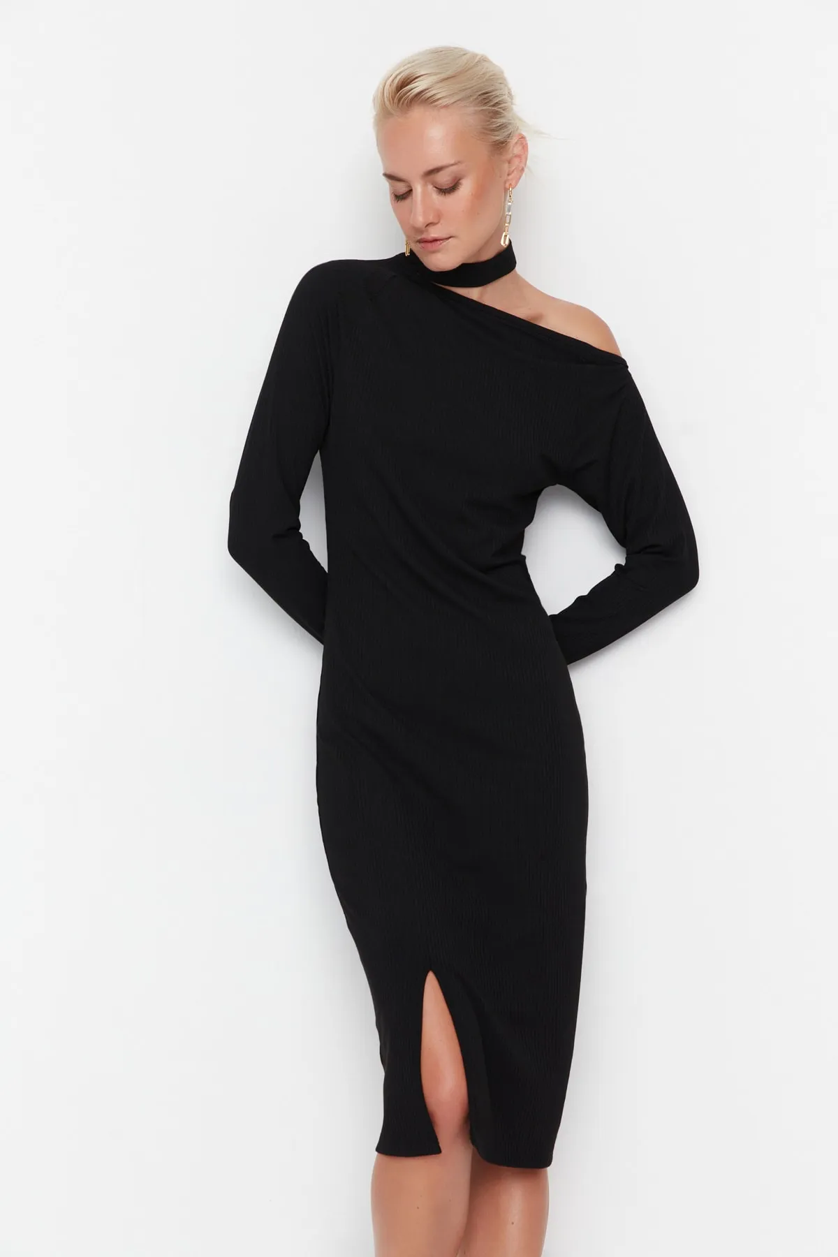 Trendyol Collection  Schwarzes, detailliertes, geripptes Strickkleid mit Ausschnitten TWOAW23EL00107