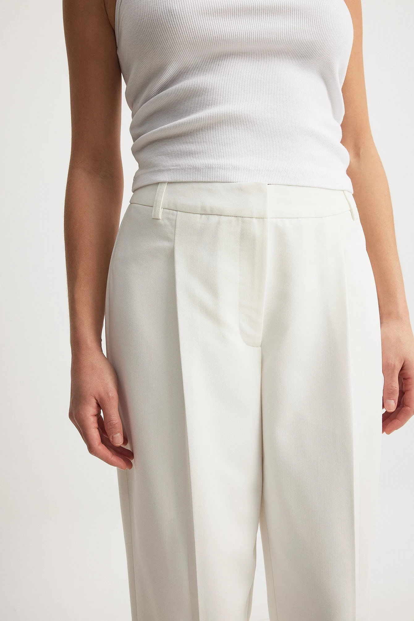Cropped-Anzughose mit mittlerer Taille