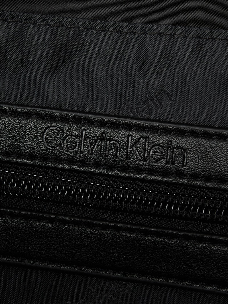Handtasche mit Kettenriemen in schwarz