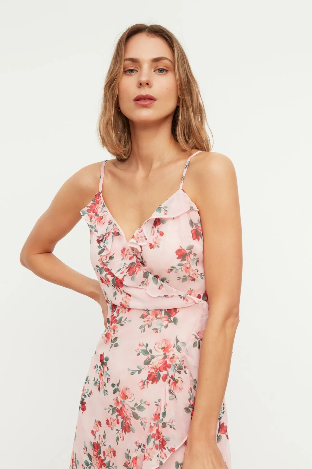 Trendyol Collection  Puderfarbenes, zweireihiges, gerüschtes, detailliertes Träger-Midi-Kleid mit Chiffon-Futter und Webstoff TWOSS19EL0375