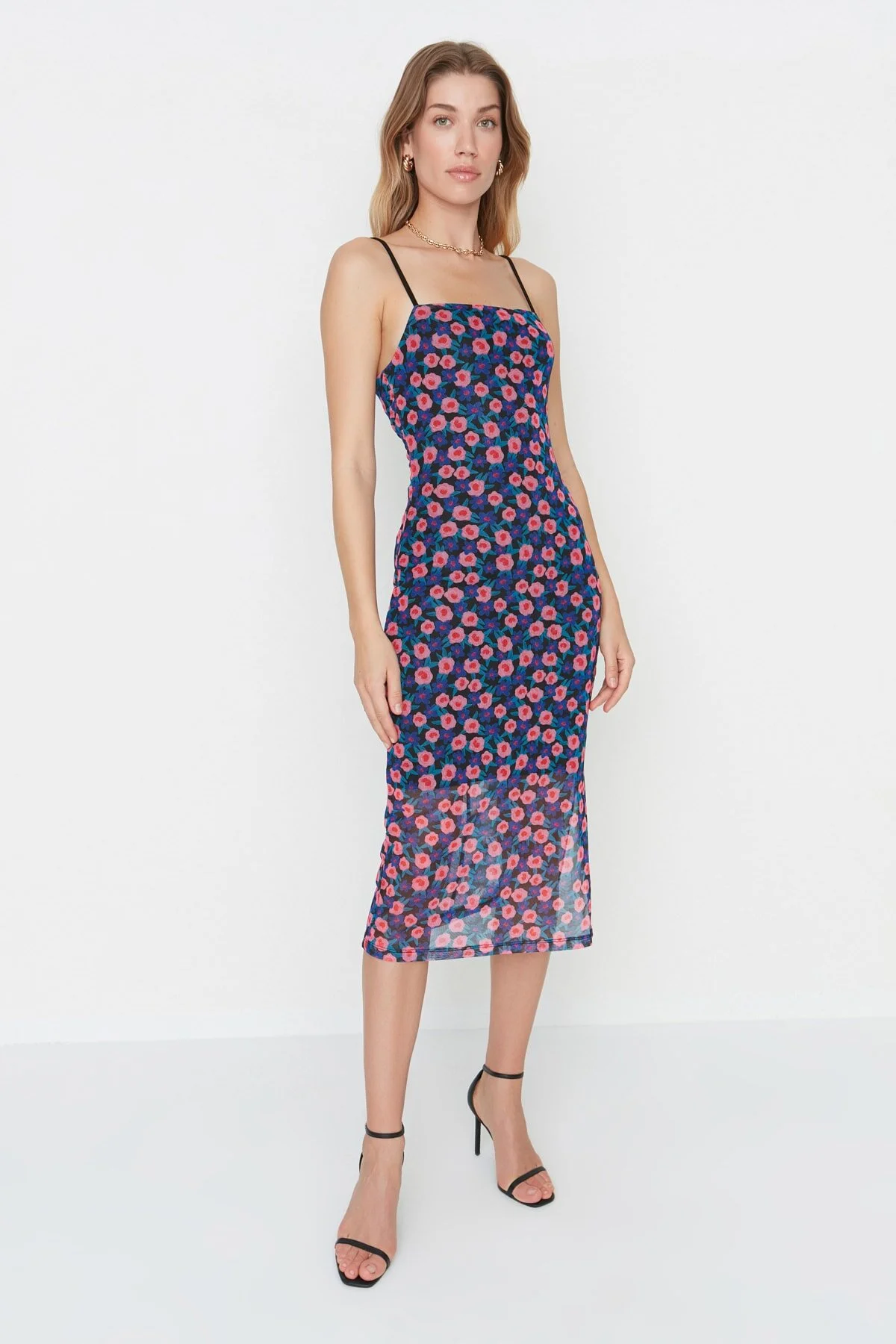Trendyol Collection  Lila, tailliertes/tailliertes Midi-Bleistiftkleid aus flexiblem Strick mit Riemchen und quadratischem Kragen TWOSS22EL00726