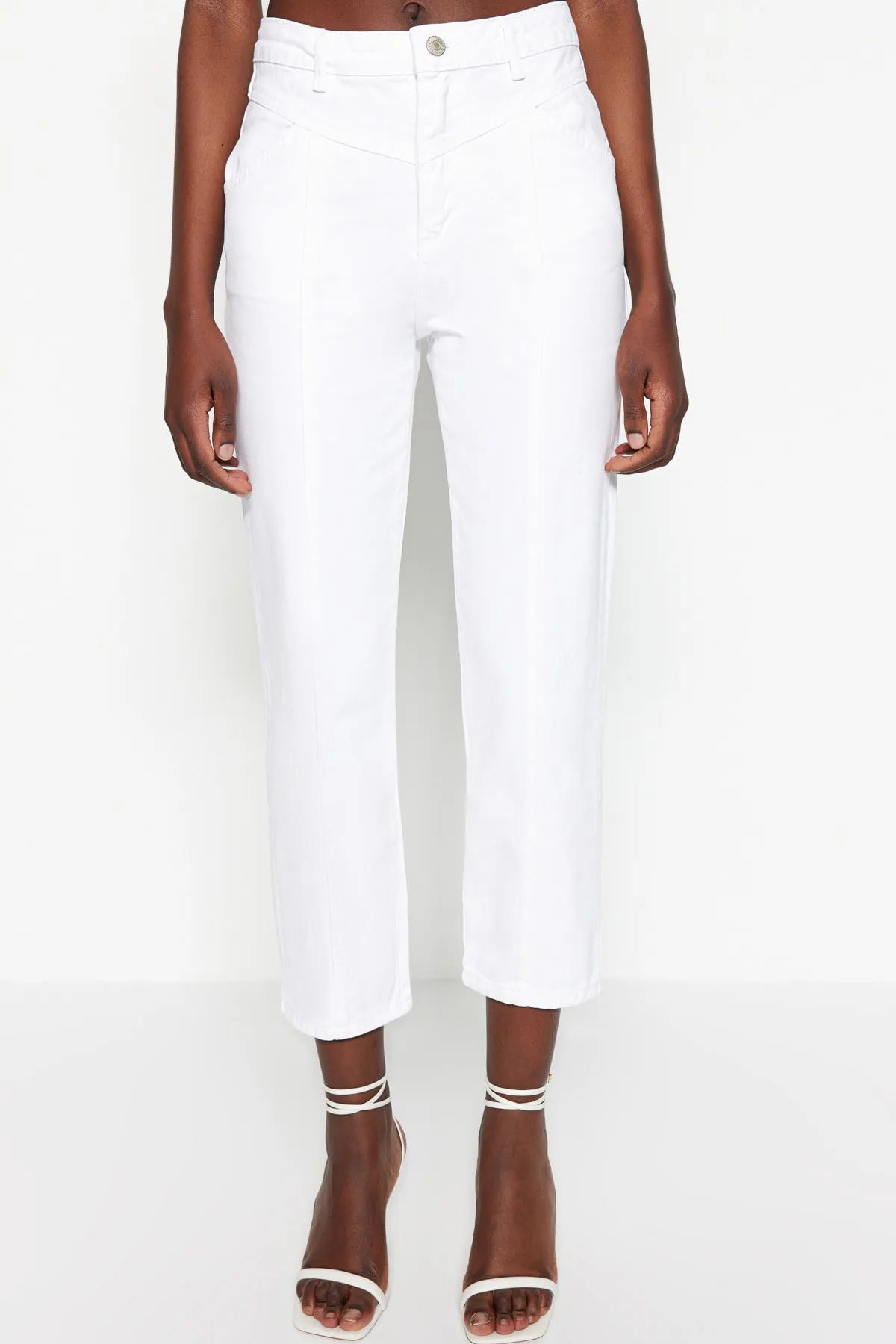 Trendyol Collection  Weiße High Waist Straight Jeans mit Taillendetail TWOSS20JE0425