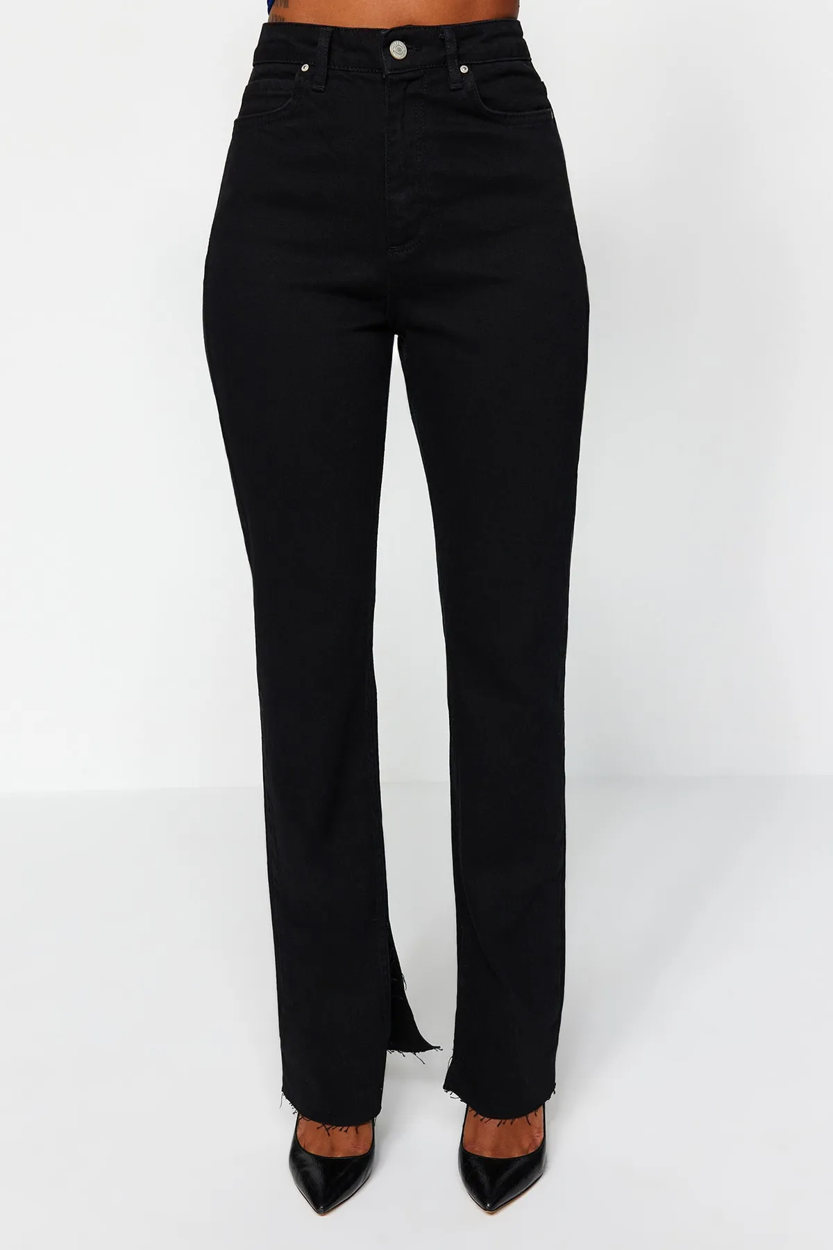 Trendyol Collection  Schwarze Schlagjeans mit Schlitz und hoher Taille TWOAW22JE0382