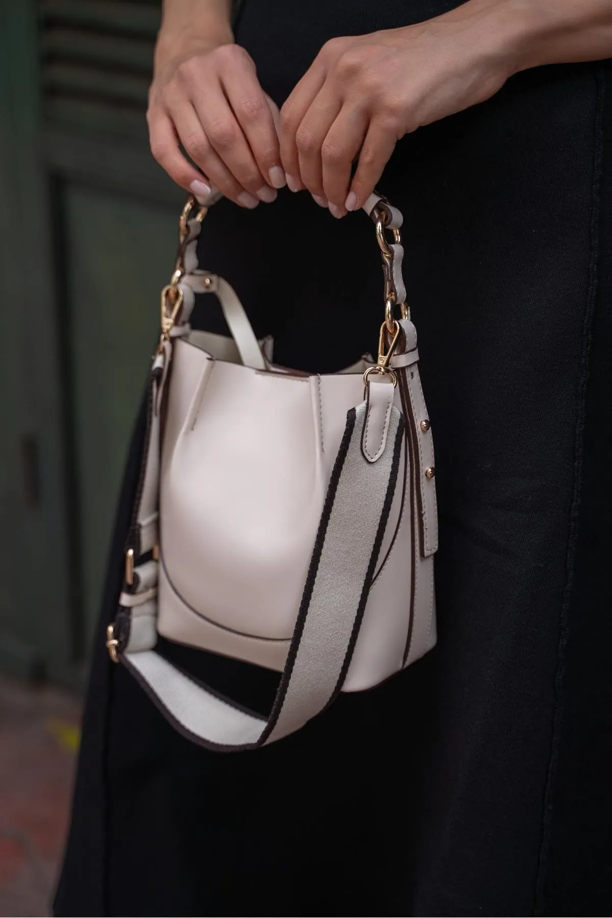 Madamra  Cremefarbene Damen-Eimertasche mit oben genähtem Portemonnaie
