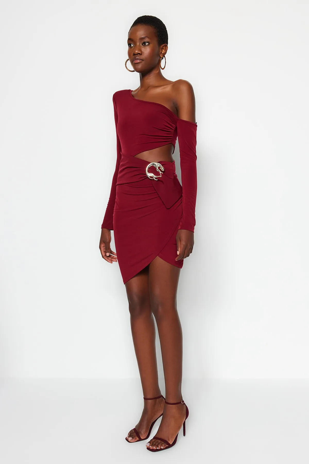 Trendyol Collection  X Zeynep Tosun Claret Red One-Shoulder-Kleid mit Details TPRAW23EL00403