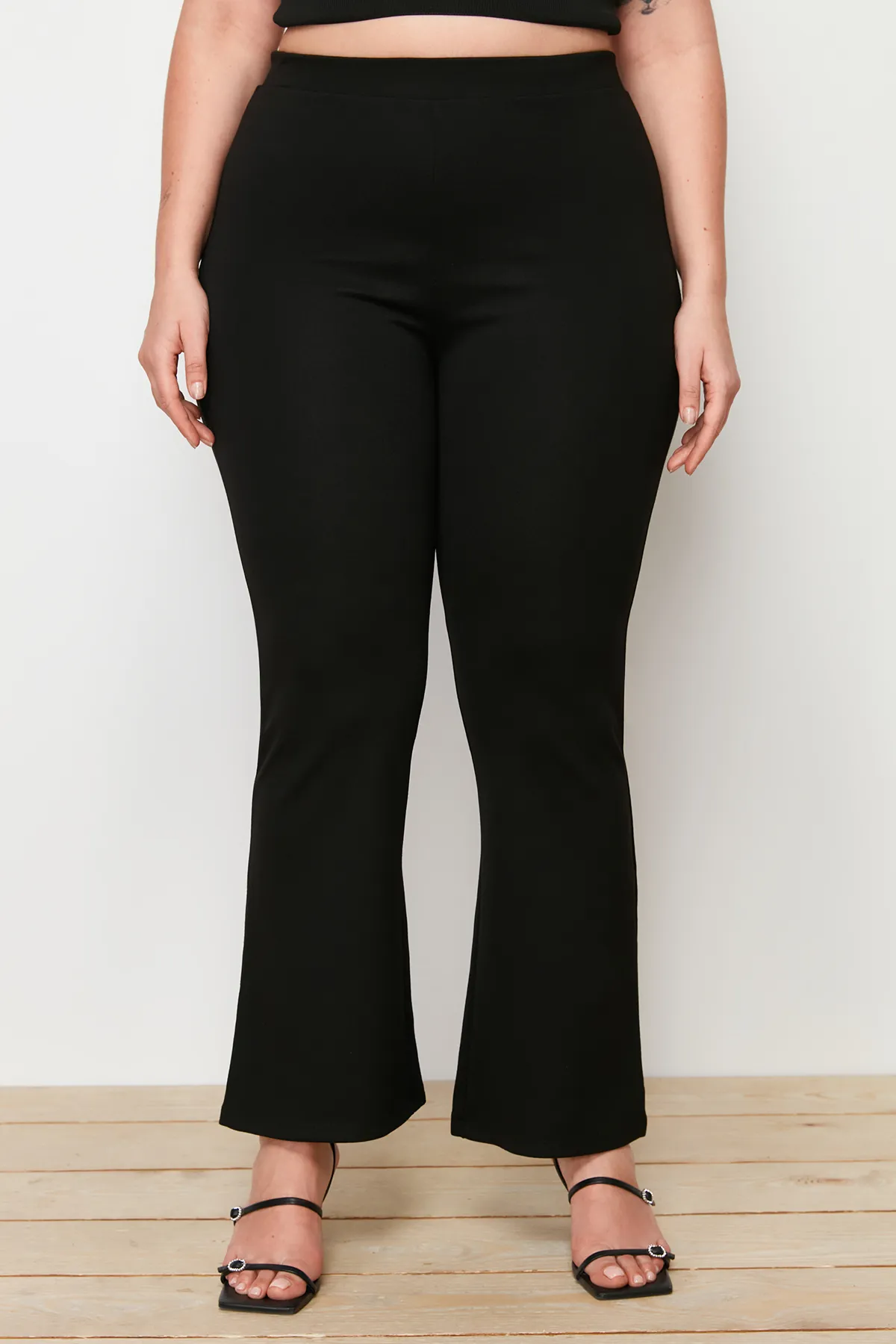 Trendyol Curve  Schwarze Strickhose mit spanischem Bein und hoher Taille TBBAW23AR00031