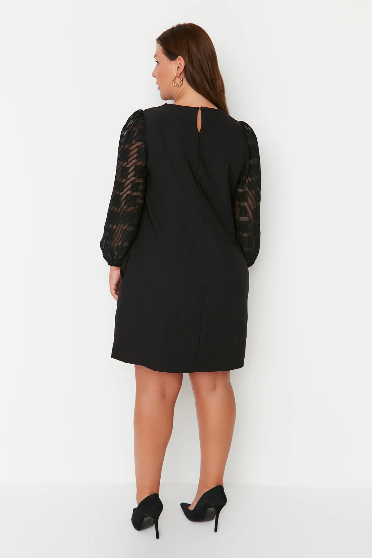 Trendyol Curve  Schwarzes Kleid mit gewebten Ärmeln, Spitzendetail und Taschen TBBAW23AH00039